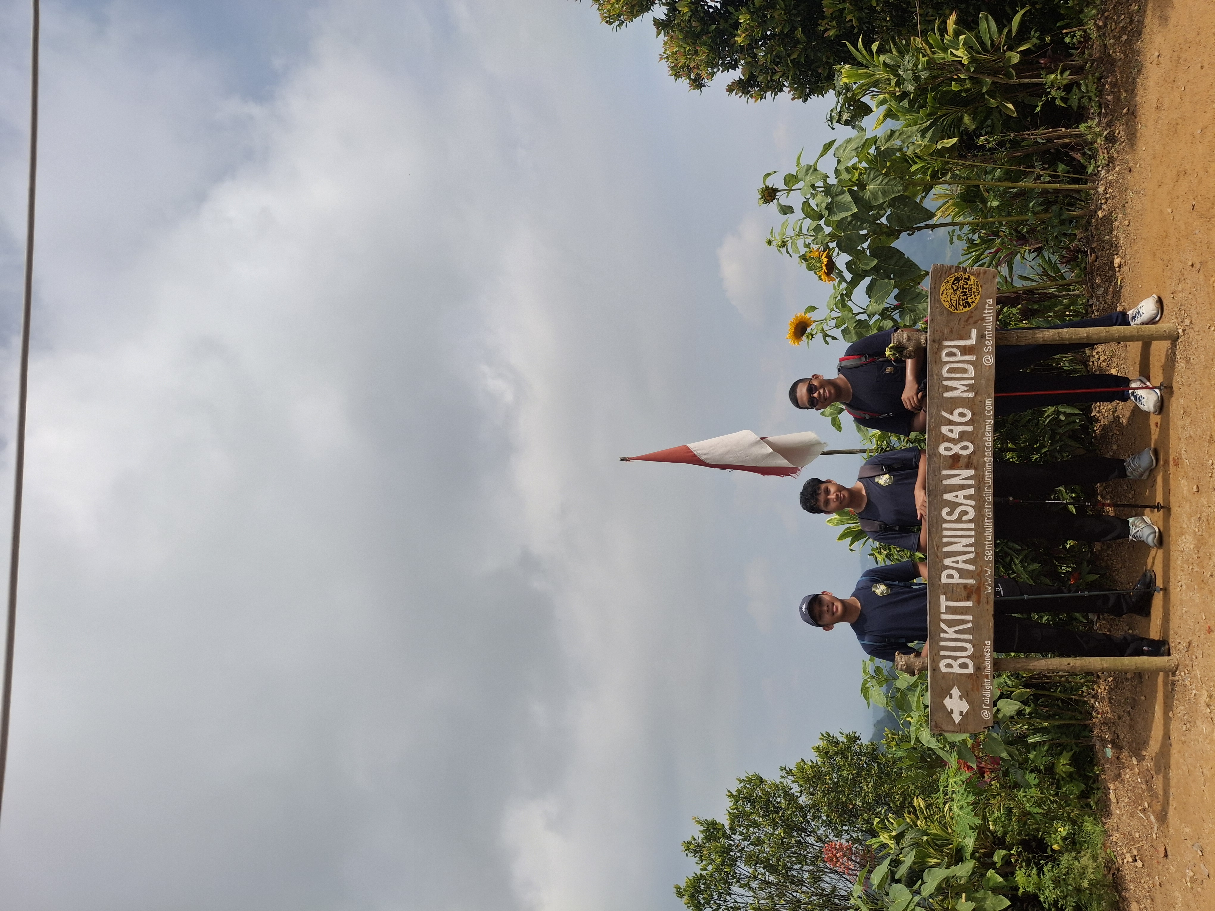 Foto bersama sahabat saat hiking