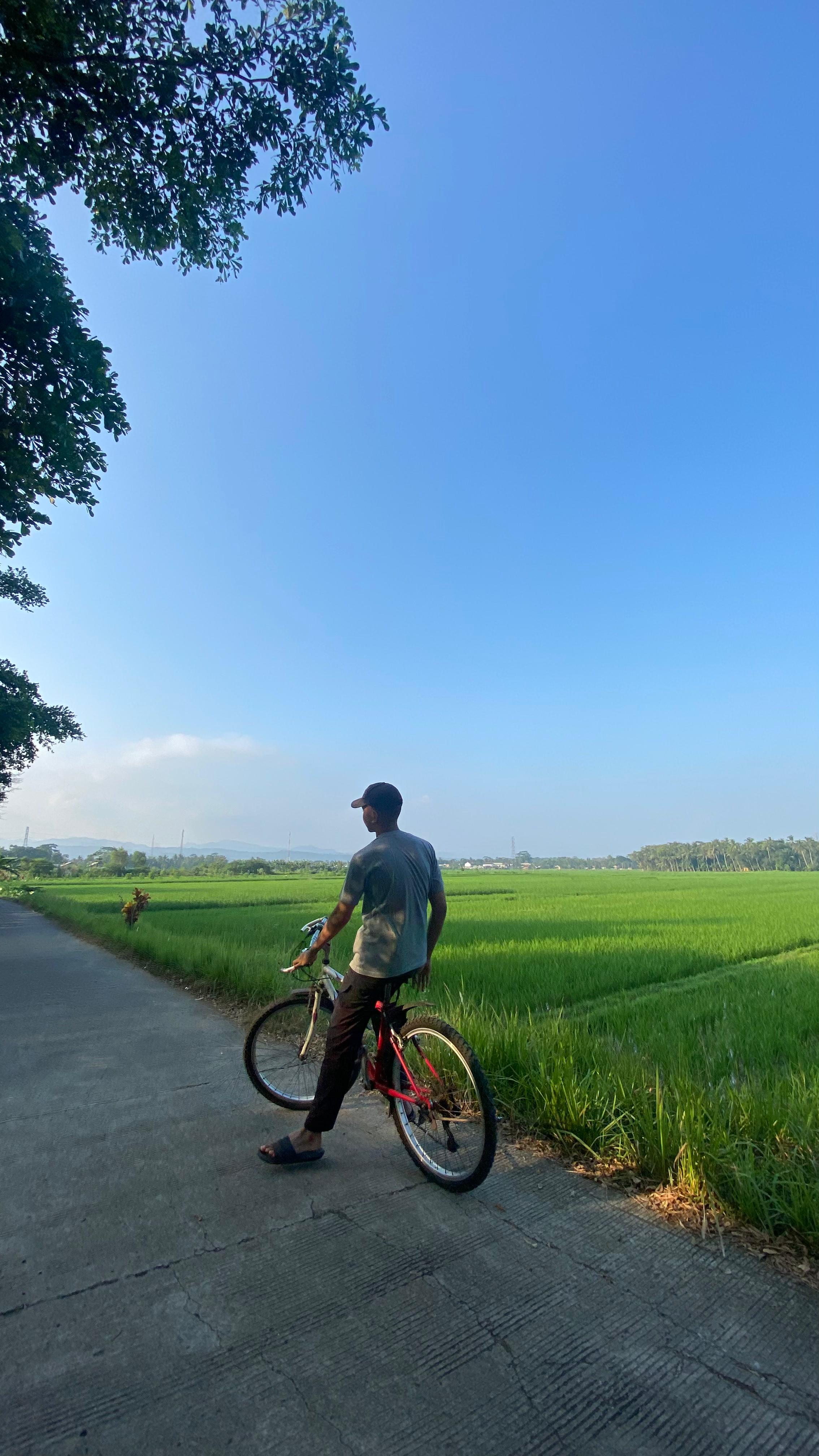 Bersepeda pagi di area sawah