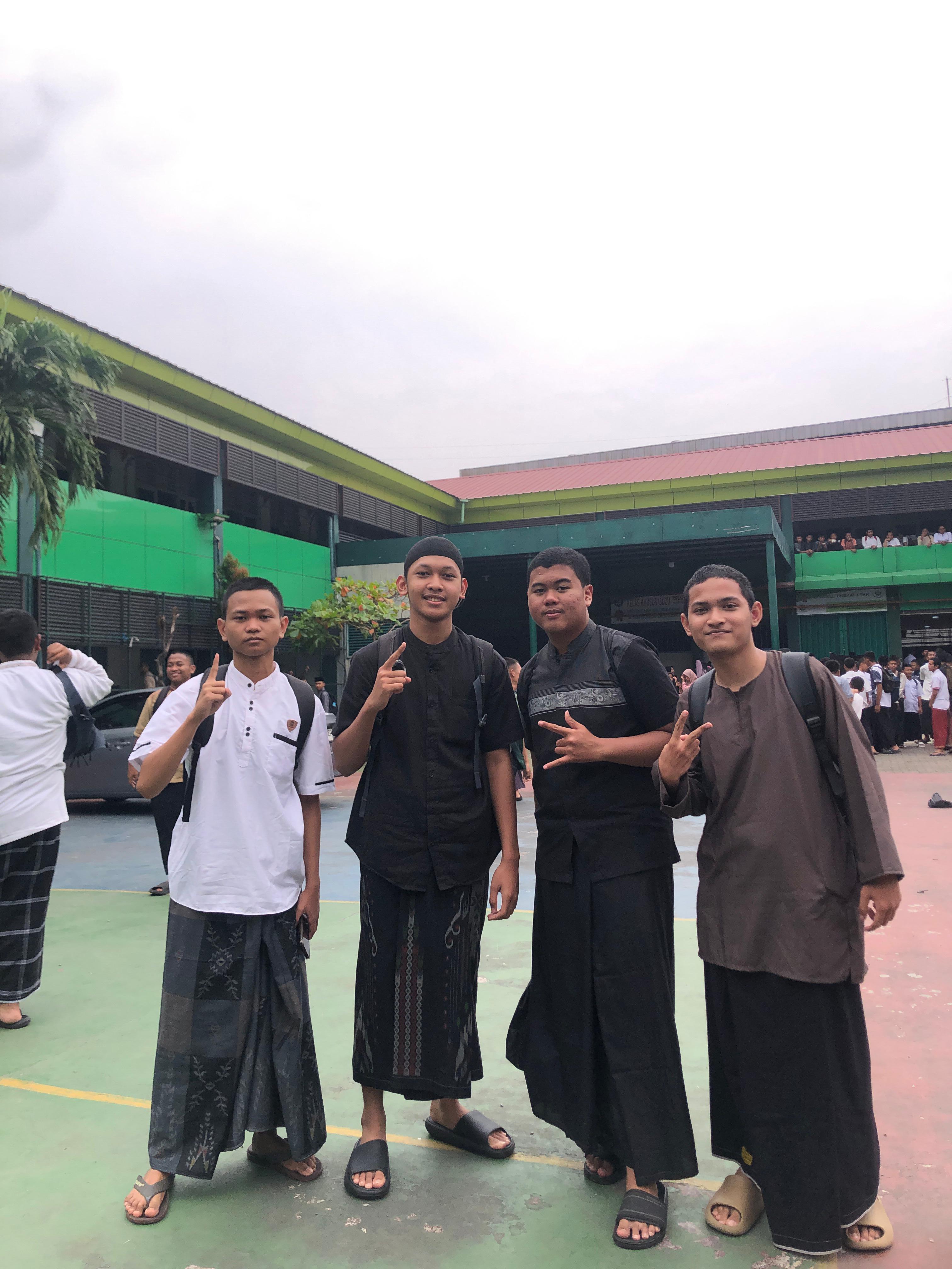 Foto bersama teman sekolah